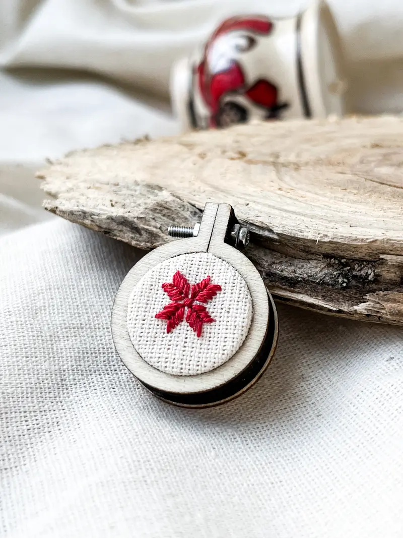 Broșă 2,5 cm - motiv cusut Colul morii