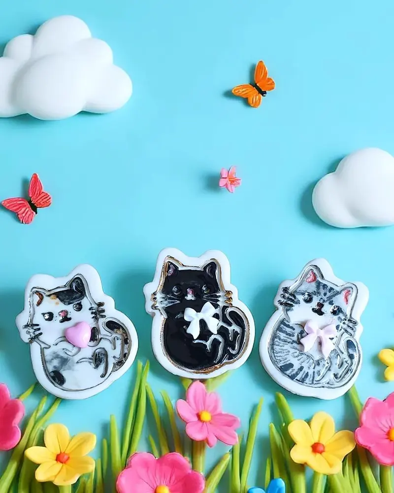 Brosa din portelan pictata manual - FUNNY CATS