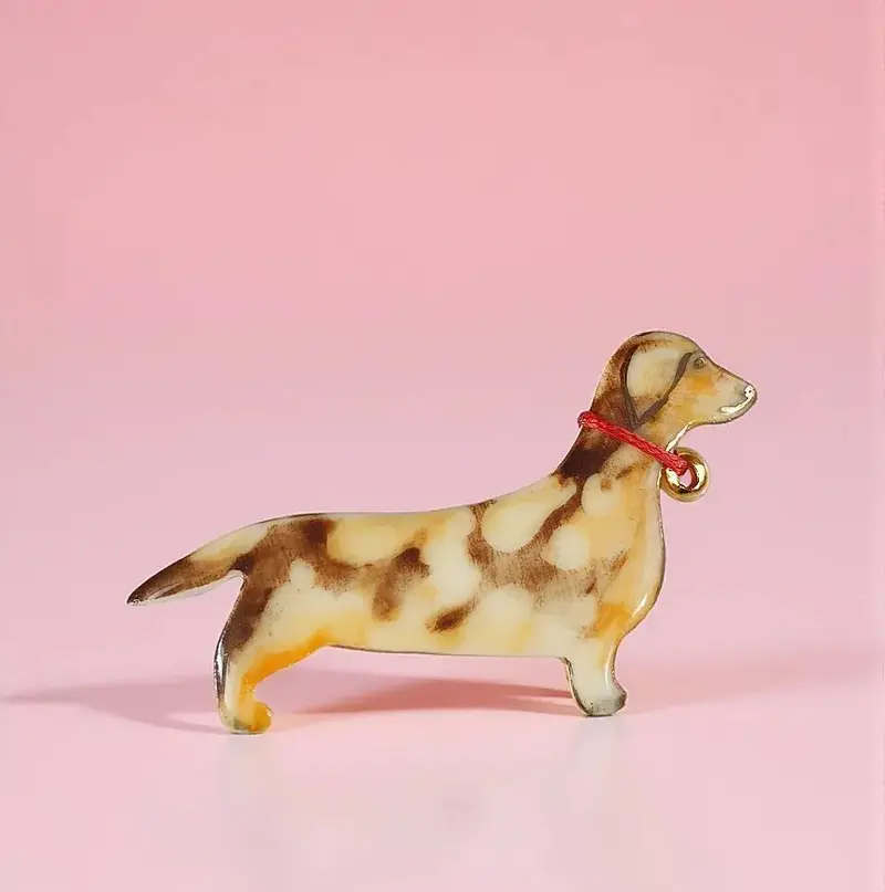 Brosa teckel/dachshund din portelan pictata manual