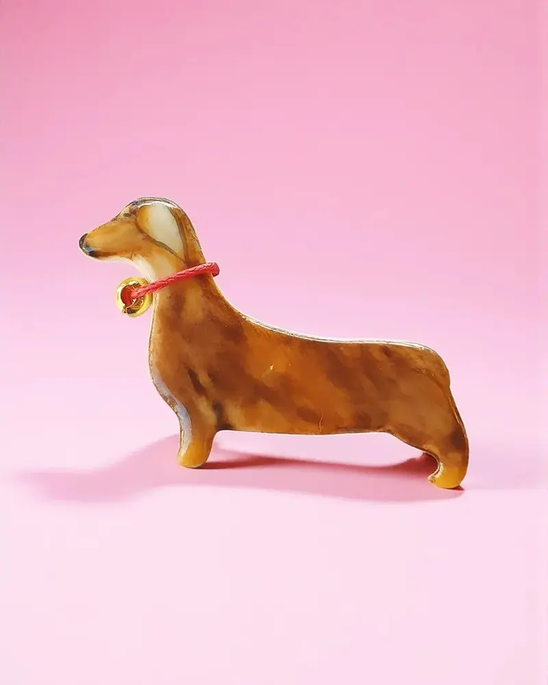 Brosa teckel/dachshund din portelan pictata manual