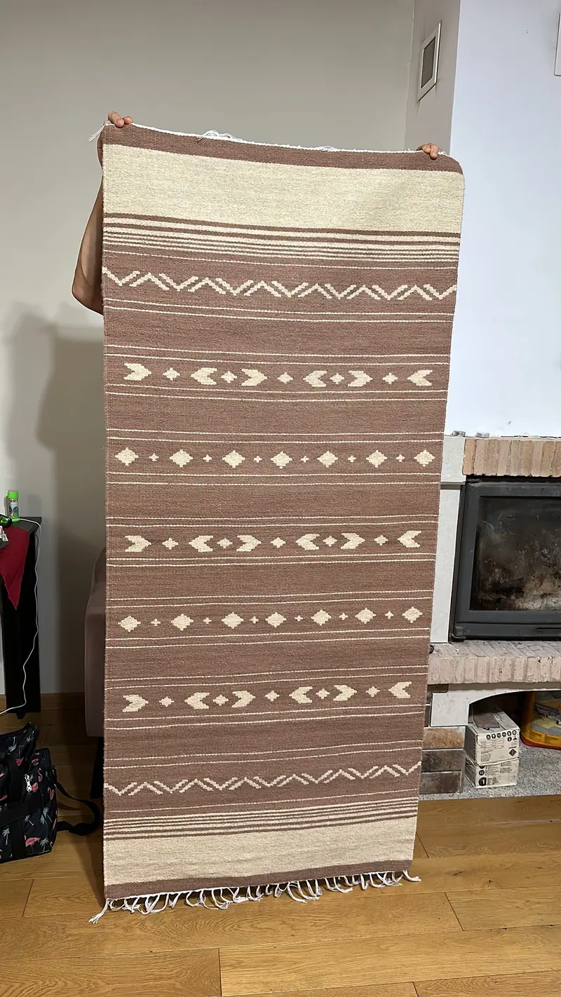 Carpeta pe fond de bej cu dungi albe