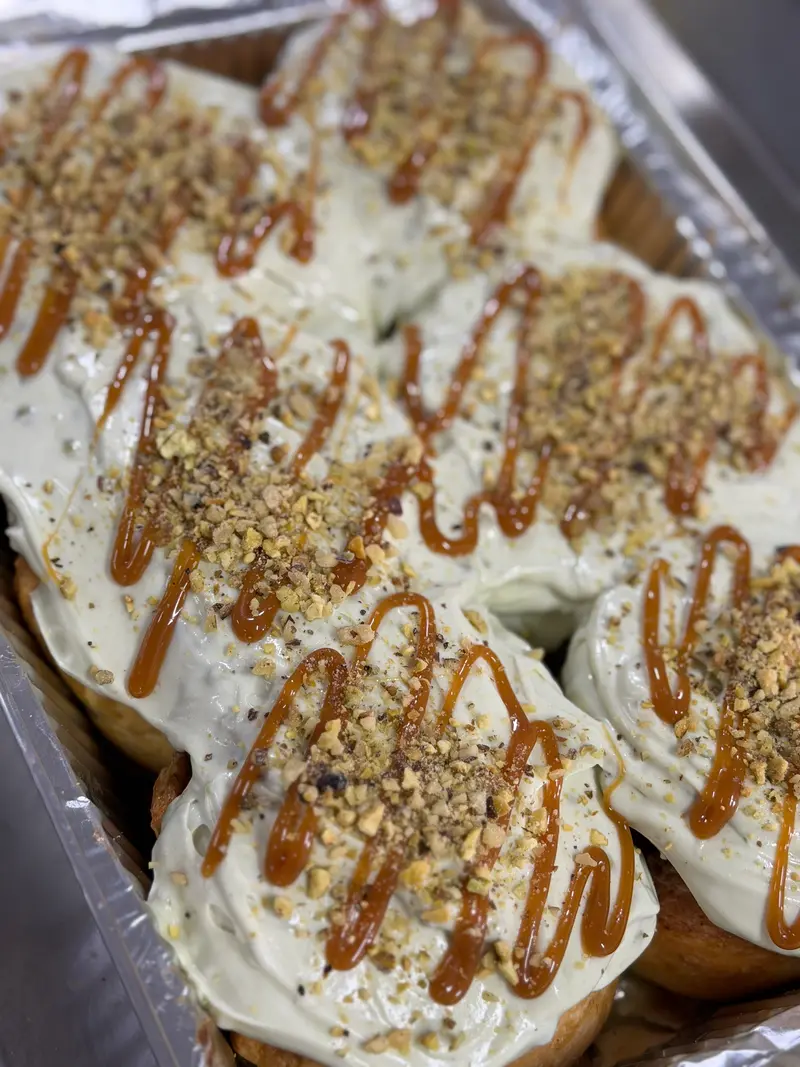 Cinnamon rolls cu fistic si caramel (6 bucati)