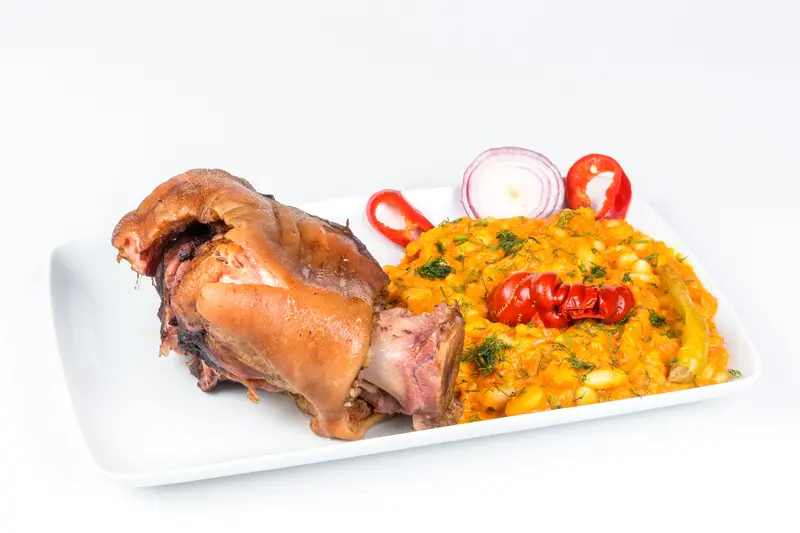 Ciolan afumat de porc cu varză sau fasole
