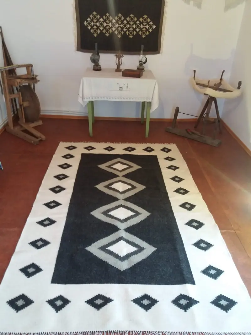 Covor cu motive geometrice