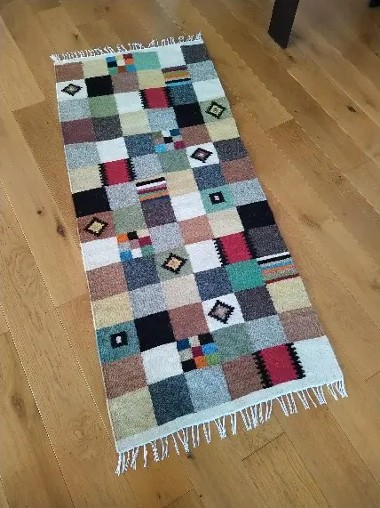 Covor din lana cu patrate multicolore si romburi