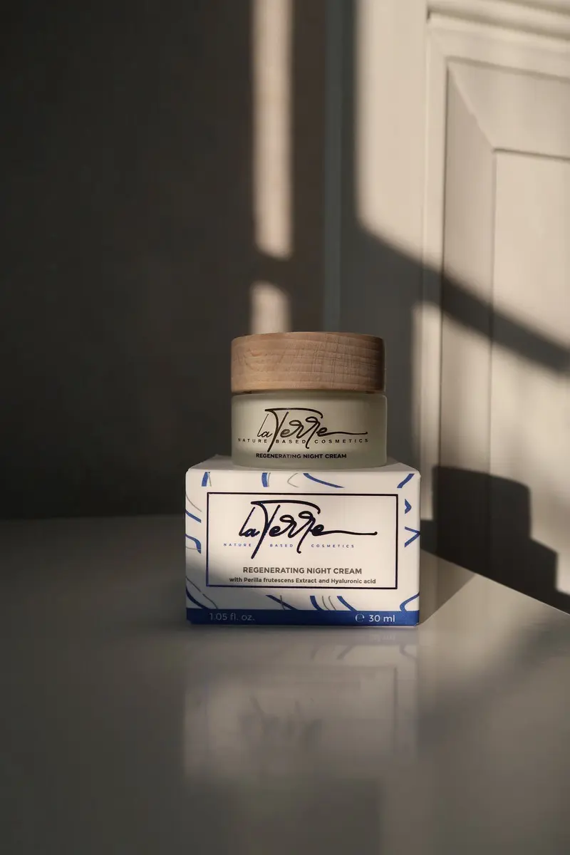 Cremă regenerantă de noapte cu acid hialuronic și extract de Perilla