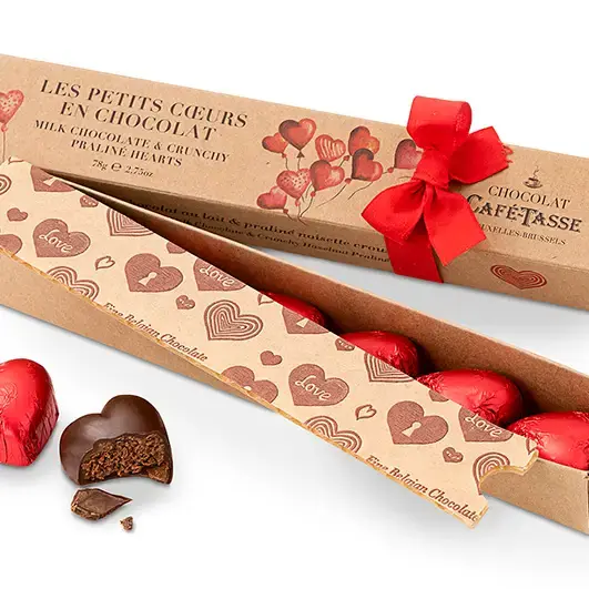 Cutie cu 6 inimioare de ciocolată cu lapte și praline crocante cu alune 76g Café-Tasse