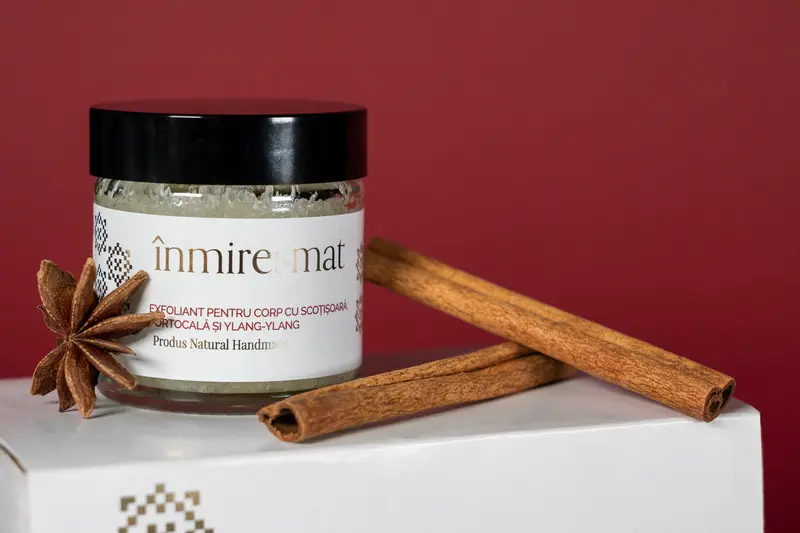 Exfoliant pentru corp cu Scorțișoară, Portocală și Ylang-Ylang