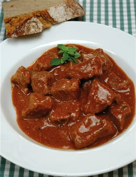 Gulas de porc in sos Schweinegulasch Conserva BESH 400g