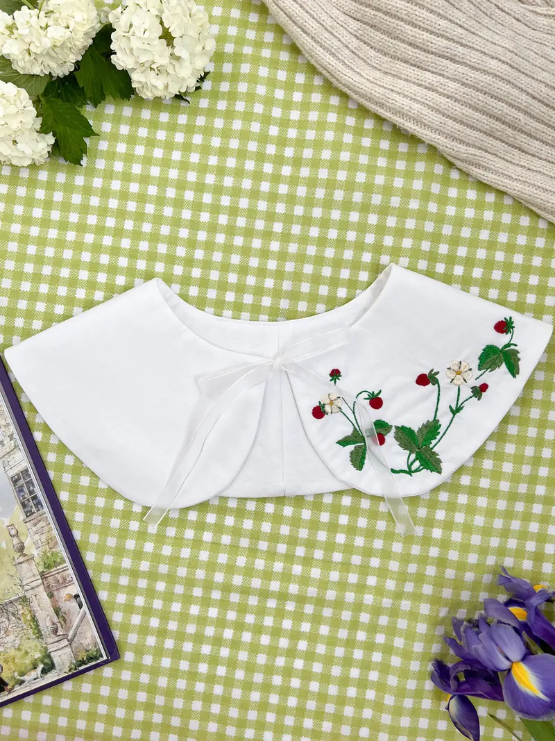 Guler din bumbac alb cu broderie cu frăguţe