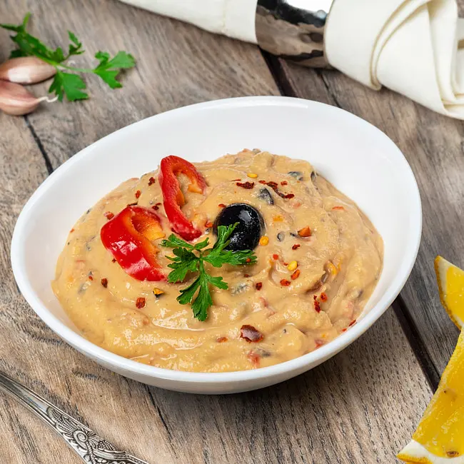 Humus cu ardei copti si masline