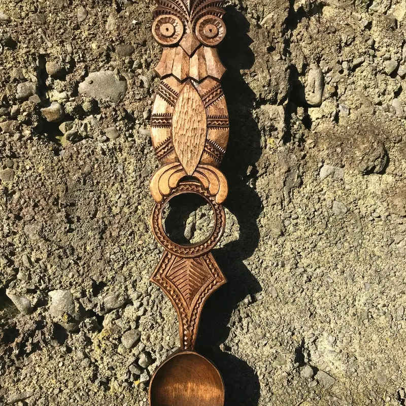 Lingură de lemn sculptată cu bufniță