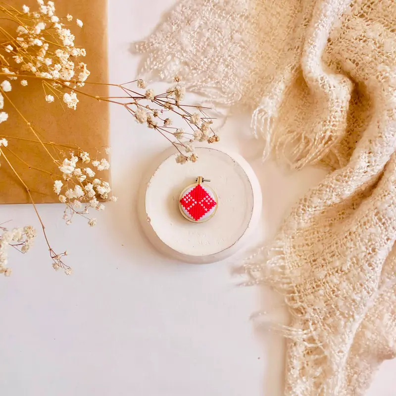 Martisor handmade cu motiv/simbol traditional romanesc MANDRA