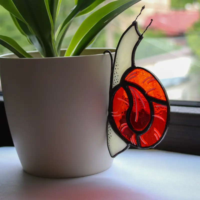 Melc Decorativ Rosu pentru Ghiveci – decor handmade din vitraliu