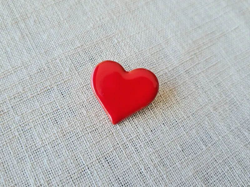 Mini brosă ceramică - inimă