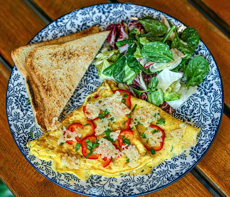 Omletă cu Ardei și Ceapă Caramelizată