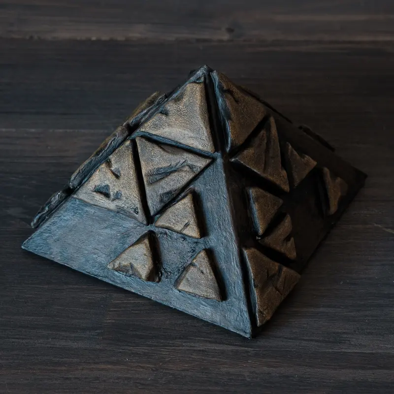 Piramida decorativa TRIANGLES OF BETRAYAL