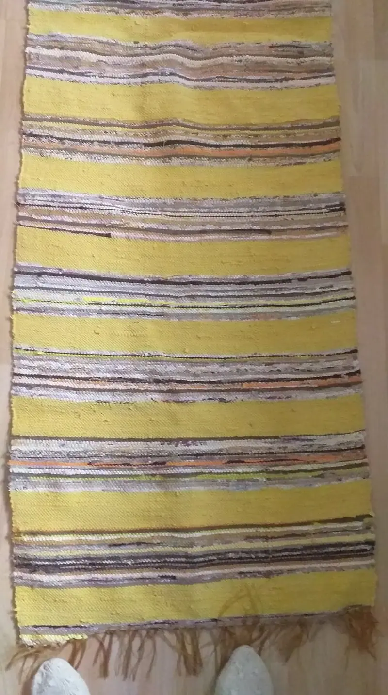 Preș pastel galben tesut in stative