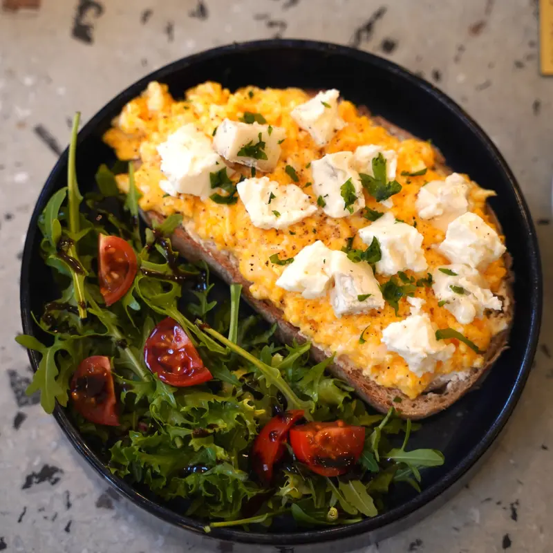 SCRAMBLED EGGS CU CAȘCAVAL