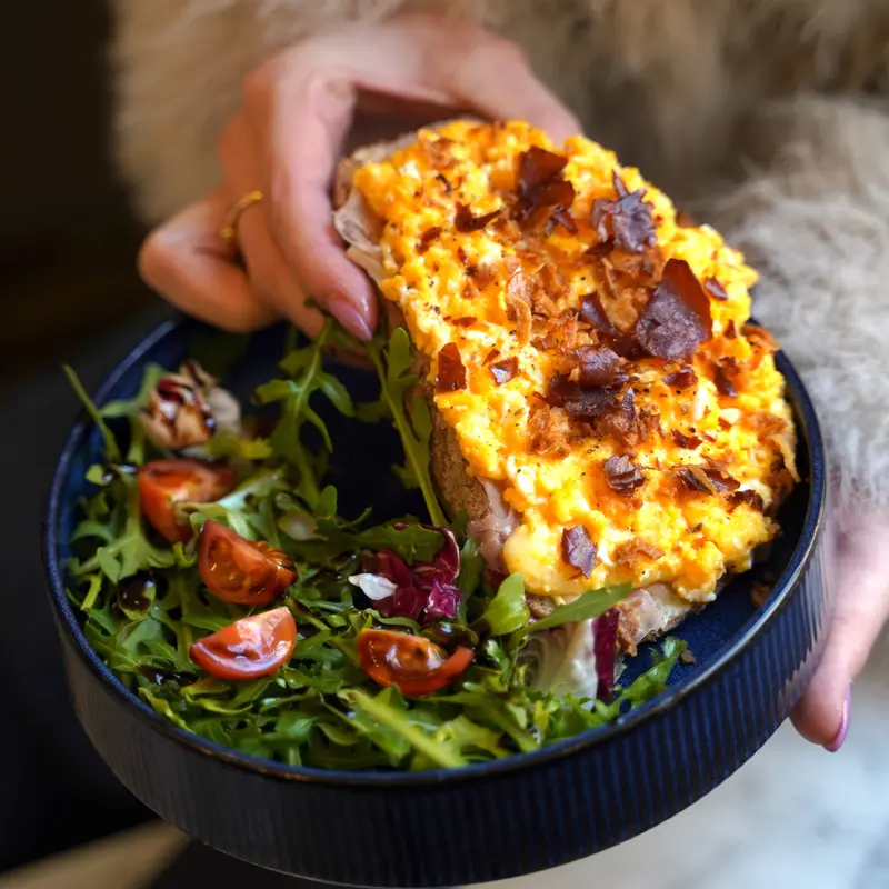 SCRAMBLED EGGS CU CRUDO
