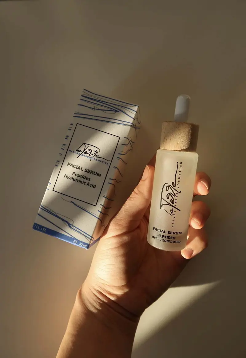 Ser facial cu acid hialuronic și peptide