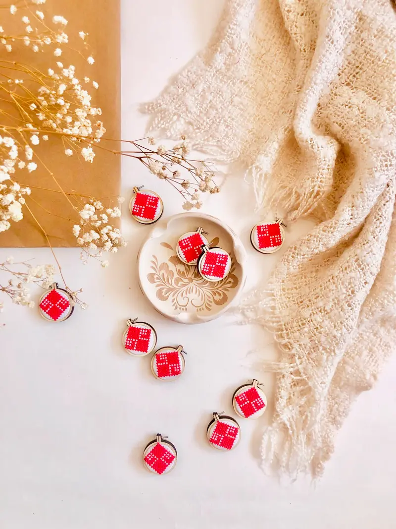 SET 10 martisoare cu motiv/simbol traditional romanesc MANDRA