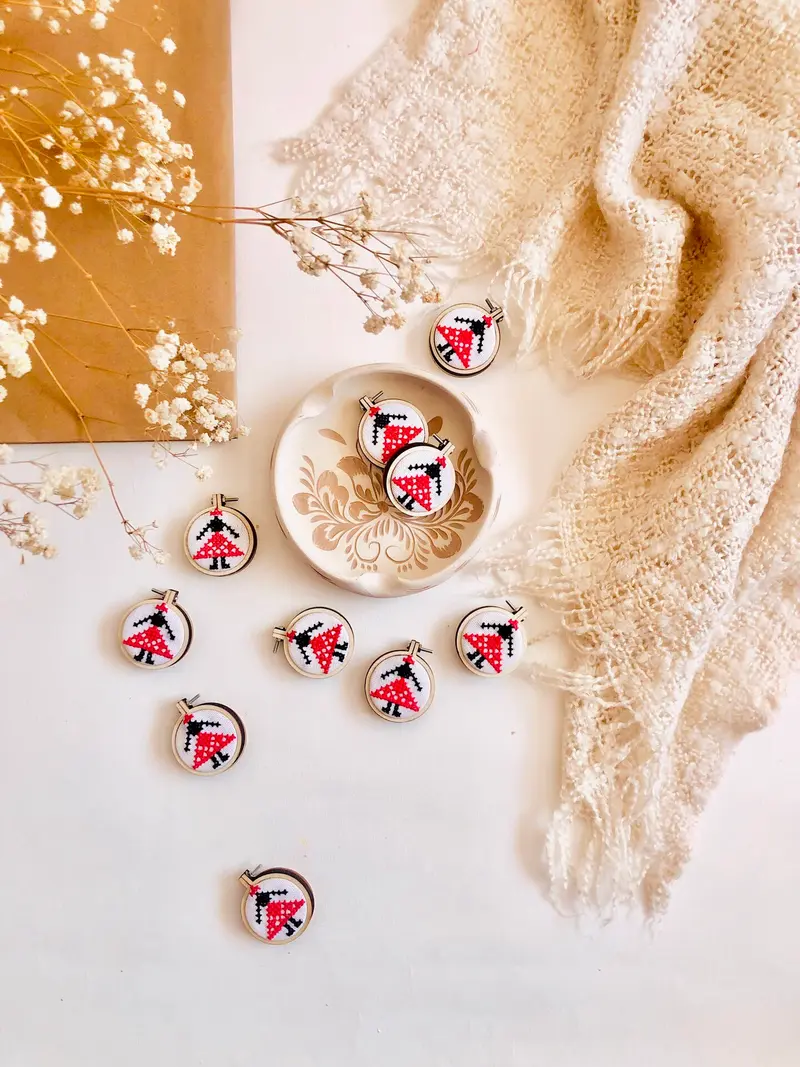 SET 10 martisoare cu motiv/simbol traditional romanesc ROMANDRA