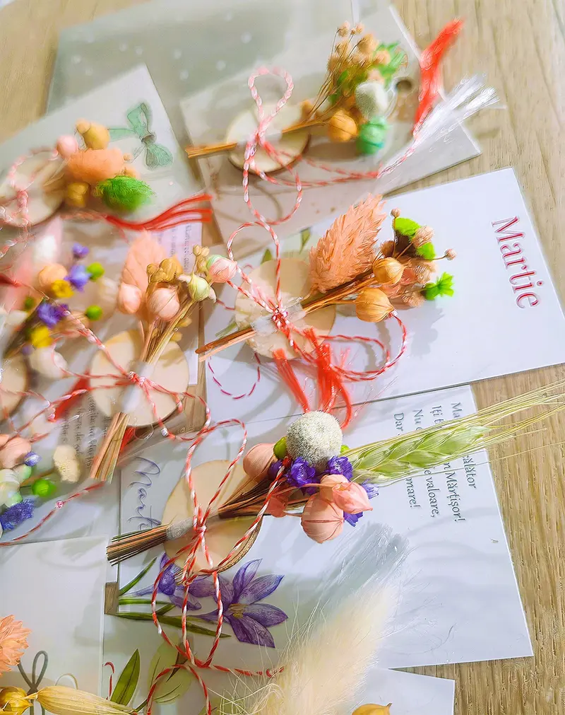 Set 10 martisoare tip brosa din flori naturale uscate, in nuante pastel