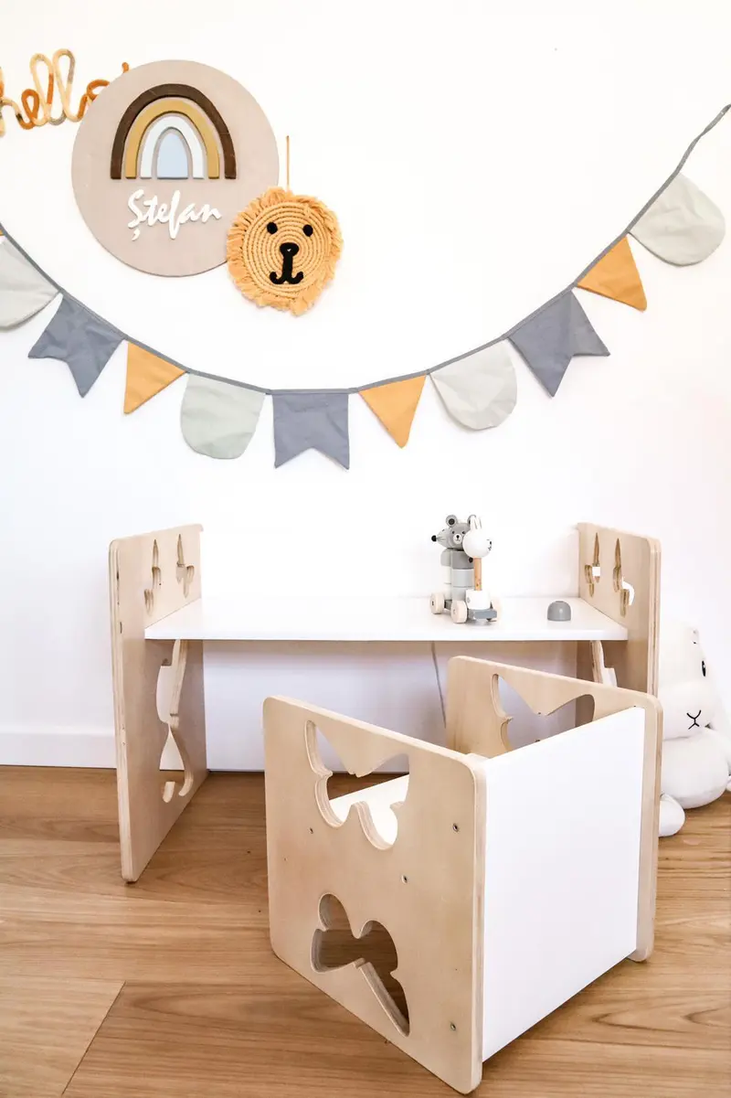 Set multifunctional masa si un scaun fluturasi