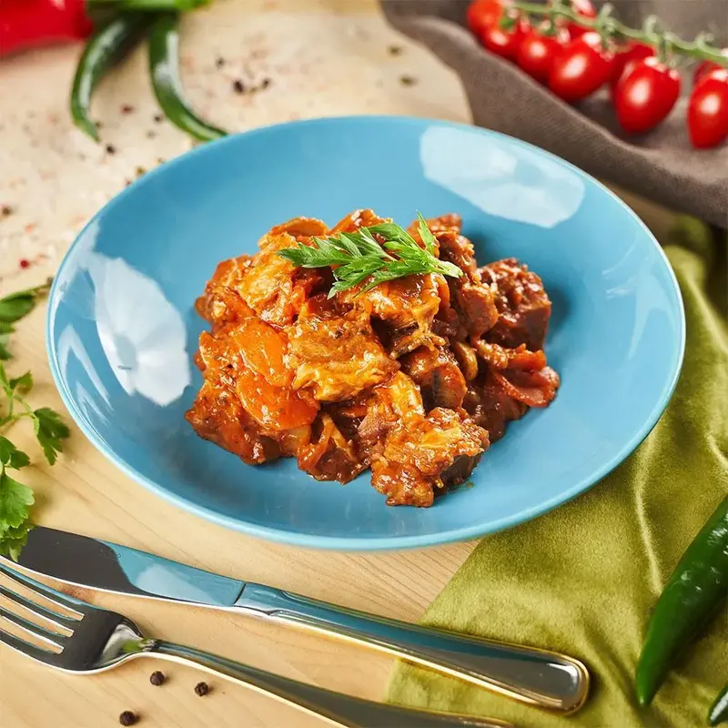 Tocăniță sățioasă de vițel cu legume