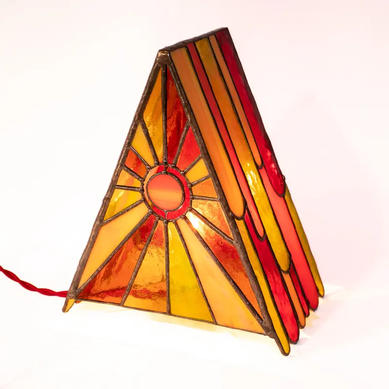 Veioză Tiffany unicat „Soare în lumină” – lampă din vitralii, formă piramidală, dimabilă