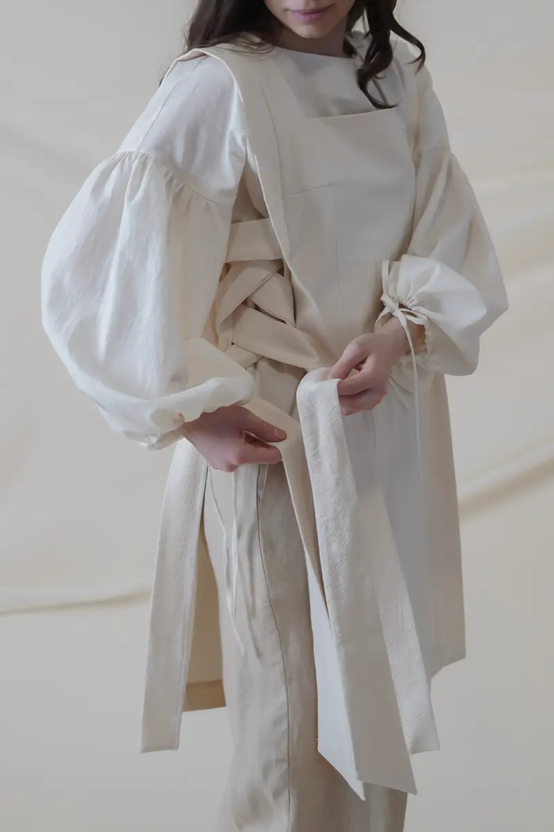 Vestă 'Une Jeune Fille' Ivoire